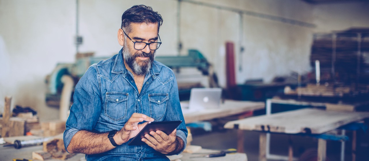 Geschäftsführer Handwerk sichtet Bewerbungen