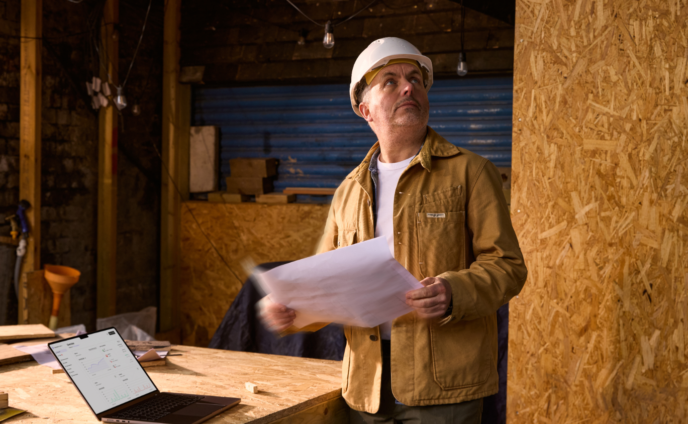 Geschäftsführer rechnet Kosten am Schreibtisch